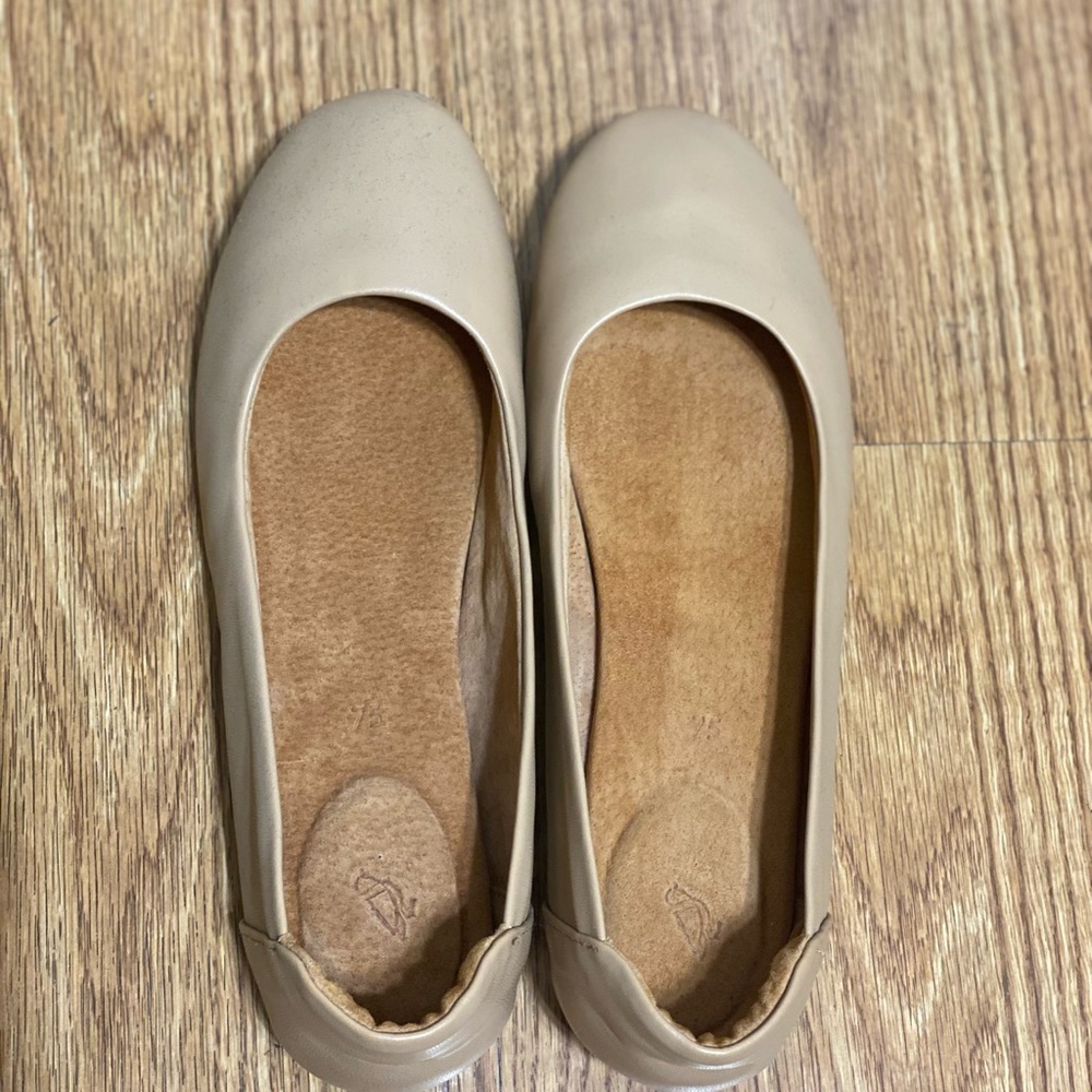 Suelas Beige comfy flats size 7